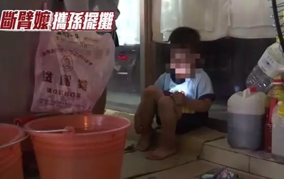 台南斷臂嬤賣臭豆腐!4歲孫子幫端紅茶...累了躺厚紙板