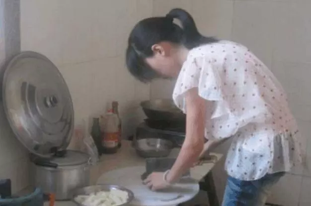 父母走後弟弟投奔親姐,姐夫把他趕出門,十年後再見,姐夫愣住了