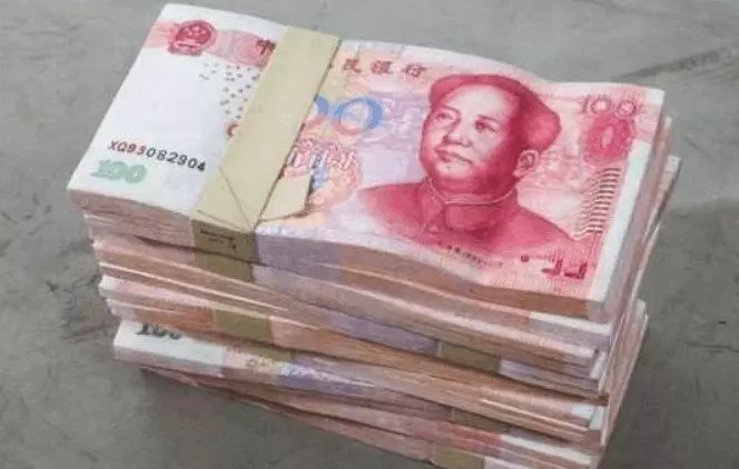 父母走後弟弟投奔親姐,姐夫把他趕出門,十年後再見,姐夫愣住了