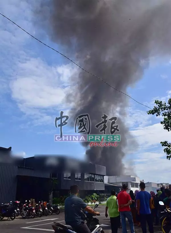 Fipper貨倉大火 滾滾濃煙情勢駭人