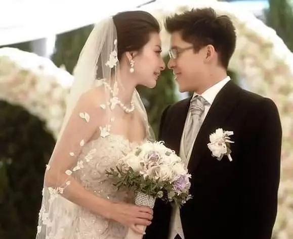 港媒曝郭晶晶與霍啟剛離婚?女方淨身出戶?如今郭晶晶正式回應,網友看後直呼:一針見血