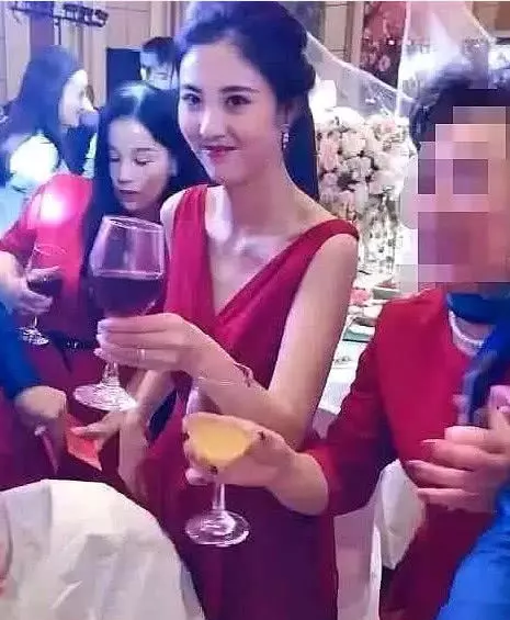 「最美丈母娘」火了,都被誤以為是姐姐,新郎賺到了!