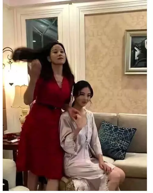 「最美丈母娘」火了,都被誤以為是姐姐,新郎賺到了!