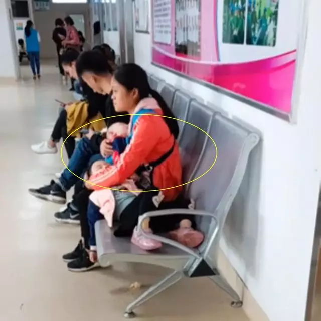 媽媽一個人抱著兩個生病的孩子,在醫院看病,為母則剛讓人心疼
