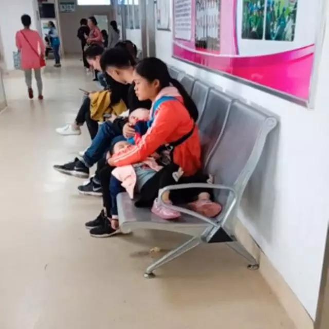 媽媽一個人抱著兩個生病的孩子,在醫院看病,為母則剛讓人心疼