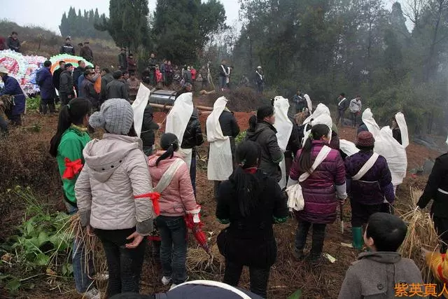 老公意外去世,我費盡心力養大孩子,卻被婆家掃地出門