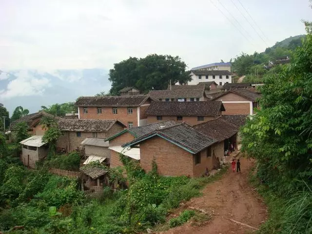 老公意外去世,我費盡心力養大孩子,卻被婆家掃地出門