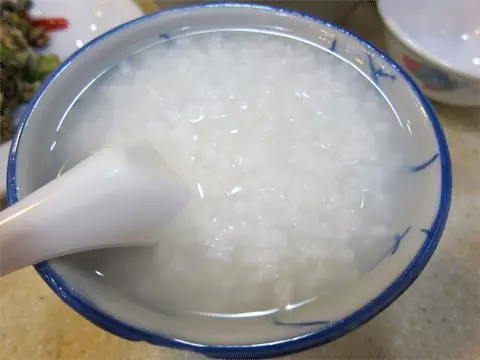 一對一貧如洗的夫妻,丈夫天天幫妻子熬白粥。七年後,丈夫生意做大徹夜不歸,直到他去參加朋友的葬禮後,才連忙跑回家,卻看到妻