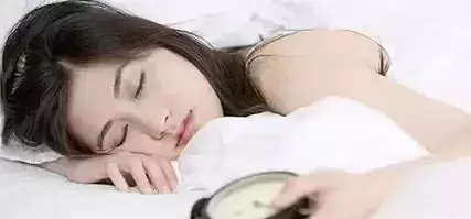 一對一貧如洗的夫妻,丈夫天天幫妻子熬白粥。七年後,丈夫生意做大徹夜不歸,直到他去參加朋友的葬禮後,才連忙跑回家,卻看到妻