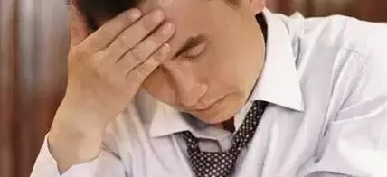 一對一貧如洗的夫妻,丈夫天天幫妻子熬白粥。七年後,丈夫生意做大徹夜不歸,直到他去參加朋友的葬禮後,才連忙跑回家,卻看到妻
