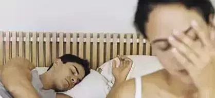 一對一貧如洗的夫妻,丈夫天天幫妻子熬白粥。七年後,丈夫生意做大徹夜不歸,直到他去參加朋友的葬禮後,才連忙跑回家,卻看到妻