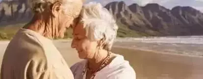 一對一貧如洗的夫妻,丈夫天天幫妻子熬白粥。七年後,丈夫生意做大徹夜不歸,直到他去參加朋友的葬禮後,才連忙跑回家,卻看到妻