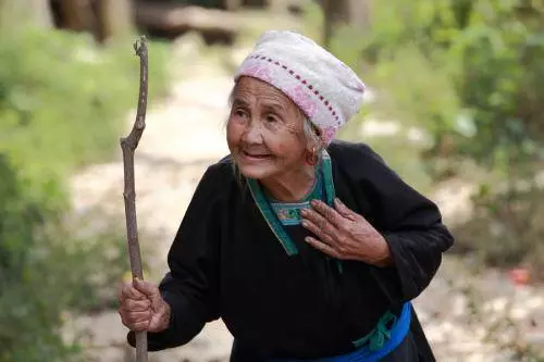 他每頓飯都「多做一份飯菜」給隔壁阿嬤,10年不間斷,阿婆走後,第二天律師找上了他