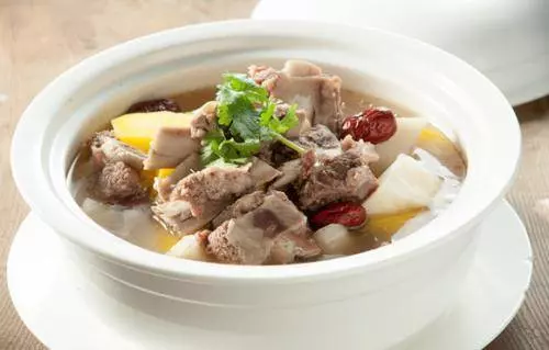 他每頓飯都「多做一份飯菜」給隔壁阿嬤,10年不間斷,阿婆走後,第二天律師找上了他