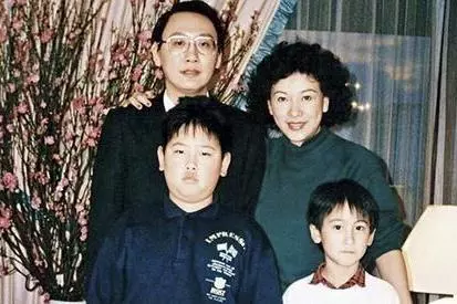 徐楓被丈夫拋下卻依然替夫還債,債主很是佩服,最終將她追求到手!如今68歲的她繼承百億家產,和兩個兒子其樂融融!