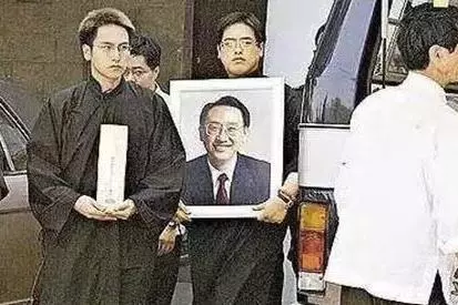 徐楓被丈夫拋下卻依然替夫還債,債主很是佩服,最終將她追求到手!如今68歲的她繼承百億家產,和兩個兒子其樂融融!