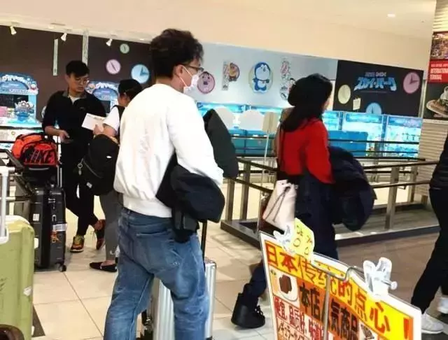 這就是別人家的女兒,陳奕迅帶14歲女兒出遊,長相甜美太搶老爸風頭