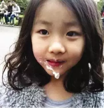 這就是別人家的女兒,陳奕迅帶14歲女兒出遊,長相甜美太搶老爸風頭