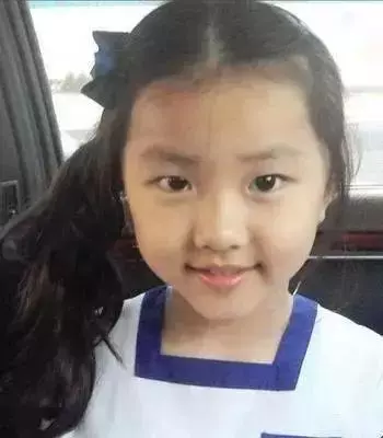 這就是別人家的女兒,陳奕迅帶14歲女兒出遊,長相甜美太搶老爸風頭