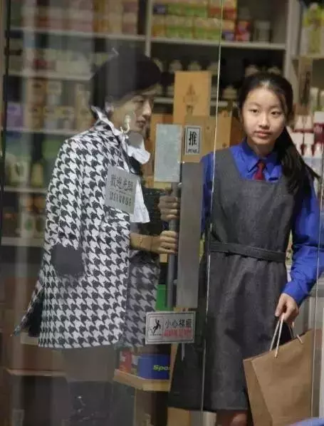 這就是別人家的女兒,陳奕迅帶14歲女兒出遊,長相甜美太搶老爸風頭