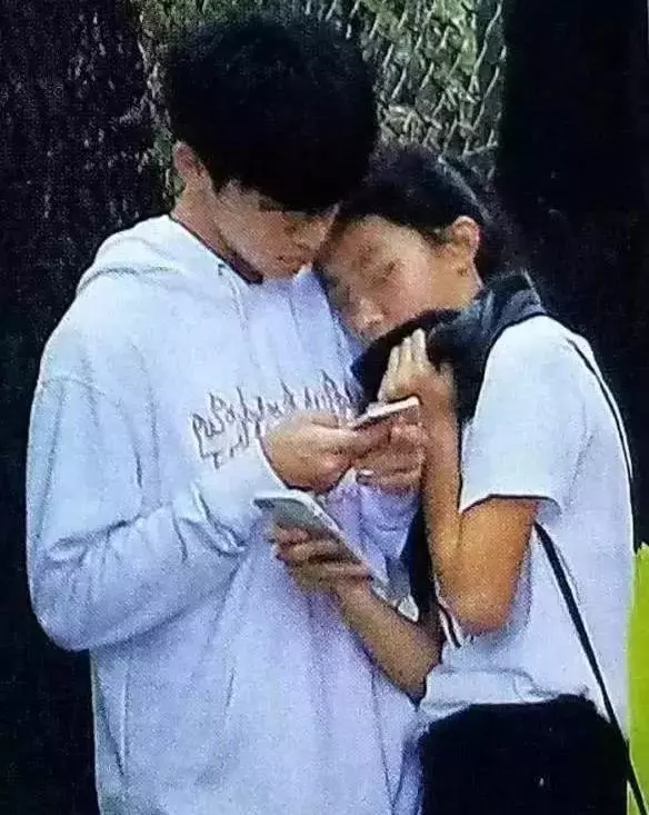 這就是別人家的女兒,陳奕迅帶14歲女兒出遊,長相甜美太搶老爸風頭