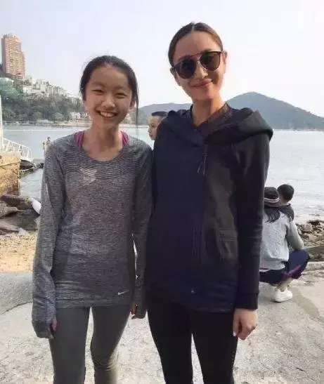 這就是別人家的女兒,陳奕迅帶14歲女兒出遊,長相甜美太搶老爸風頭