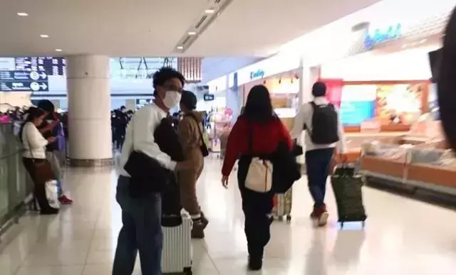 這就是別人家的女兒,陳奕迅帶14歲女兒出遊,長相甜美太搶老爸風頭
