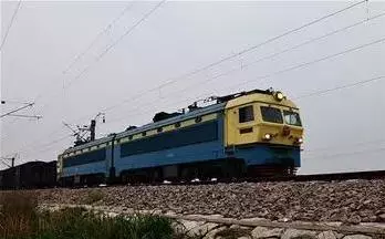 農民工買兩張「兒童票」搭火車,被發現逃票,沒想到他五歲兒子一句話,滿車廂的人眼睛都濕潤了