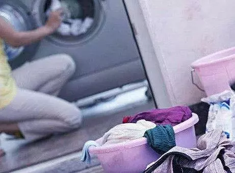 女子洗內衣洗出一條白蟲,她將衣服煮後,醫生一席話讓她面無血色