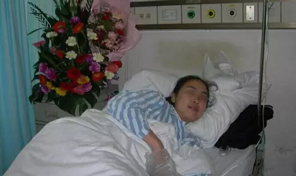 小妹生病住院,「大哥給3萬二哥給3千」,但後來她卻幫二哥撫養女兒,和大哥斷絕關係!