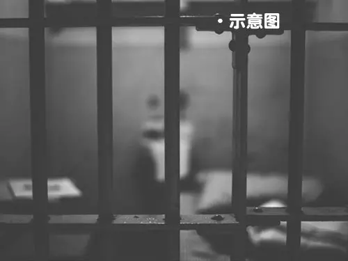 警車油卡為私家車添油 警判監118年 鞭59下
