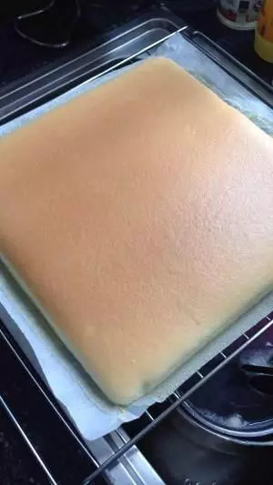 教你做原味蛋糕捲兒,簡單易學還好吃哦