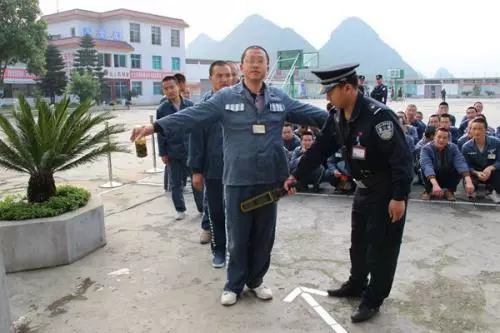 妻子車禍去世,丈夫打殘肇事司機,十年後出獄回到家,他傻住