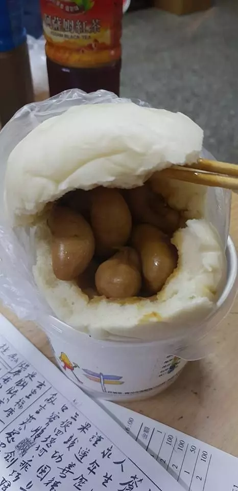 這餐很超值!好友請吃飯...咬開肉包驚見「5大包子孫袋」網全看傻:吃完見佛祖