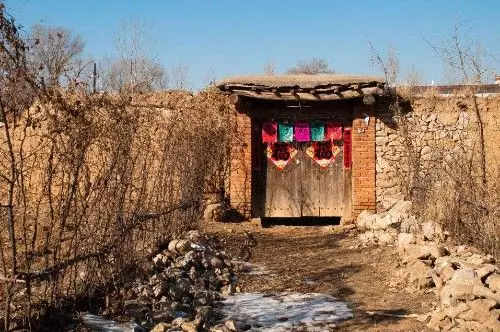 岳母猝死,女婿嫌晦氣不去奔喪,三天後接老婆回家,敲開門,蒙了