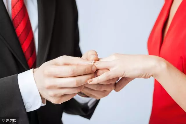 兒媳照顧中風婆婆十年,婆婆臨終一直指房頂,爬上去一看,癱地了