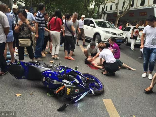兒子住校,母親託夢兒子出了意外,父親去看望打開宿舍門,癱地