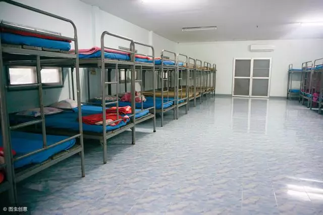 兒子住校,母親託夢兒子出了意外,父親去看望打開宿舍門,癱地