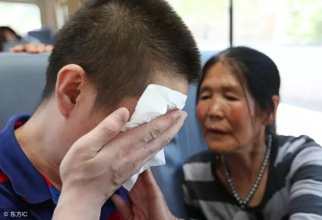 兒子住校,母親託夢兒子出了意外,父親去看望打開宿舍門,癱地