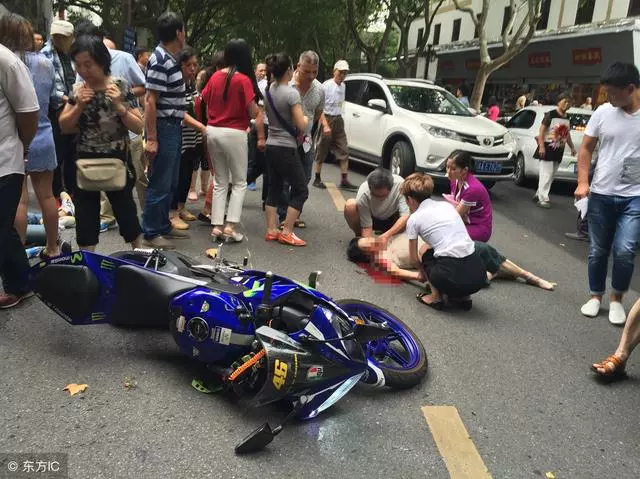 妻子火化當天,丈夫含淚最後一次親吻亡妻,打開遺體,癱地