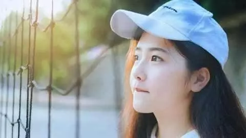 我幫小姑子帶孩子3年,買房時她送一張銀行卡,餘額讓我咂舌