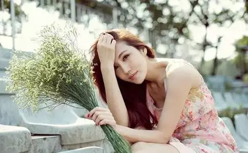 我幫小姑子帶孩子3年,買房時她送一張銀行卡,餘額讓我咂舌