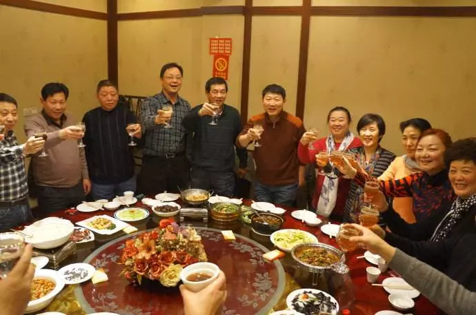 帶200斤妻子參加同學聚會,遭到嘲笑,她脫掉外套後,大家傻住