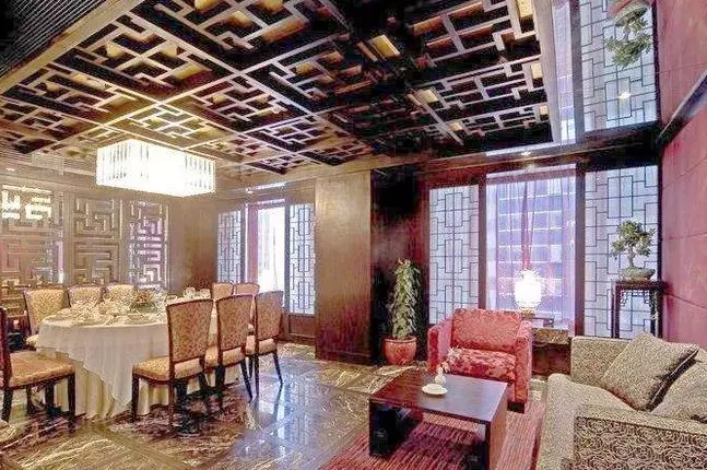 帶200斤妻子參加同學聚會,遭到嘲笑,她脫掉外套後,大家傻住