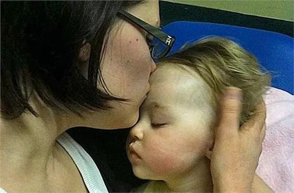 醫生判定女嬰存活無望關掉了生命儀器,媽媽含淚送女兒最後一吻,沒想到「奇蹟」出現了!
