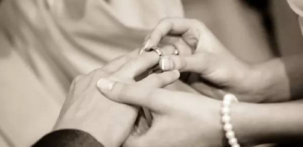 結婚10年沒鑰匙!洗澡只限10分鐘又被公婆關熱水...網爆怒:別人的女兒不是人?