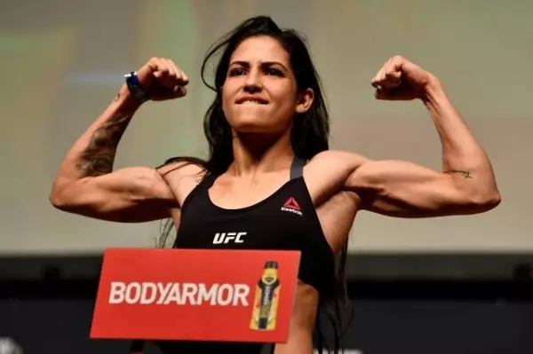 UFC格鬥女選手遇搶劫,「兩拳對方KO倒地」!小偷跪在地上,哀求路人趕快報警!