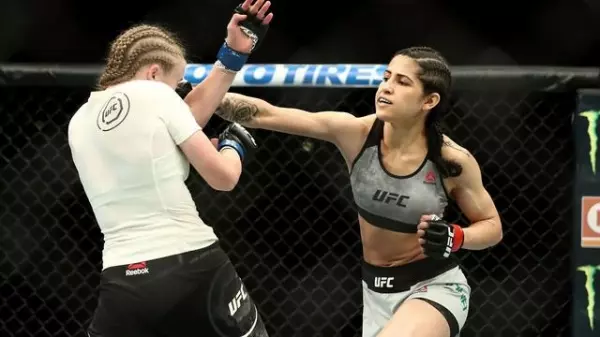 UFC格鬥女選手遇搶劫,「兩拳對方KO倒地」!小偷跪在地上,哀求路人趕快報警!