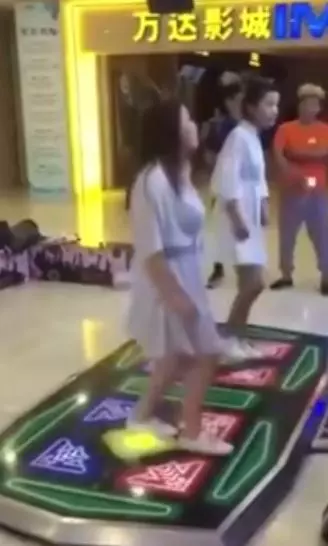 這下尷尬了...2少女挑戰「跳舞機」,一張腿「2根長條物」摔出裙子....!網虧:「應該很濕」