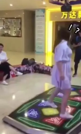 這下尷尬了...2少女挑戰「跳舞機」,一張腿「2根長條物」摔出裙子....!網虧:「應該很濕」